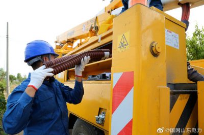 平度供電公司：帶電掛懸垂引流線(xiàn)