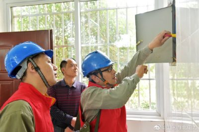 老河口市供電公司為校園廚房檢修用電線(xiàn)路和設備