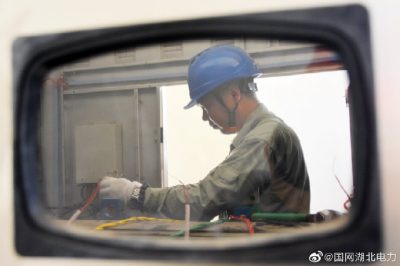 襄陽(yáng)供電公司對配電室進(jìn)行二次線(xiàn)安裝調試