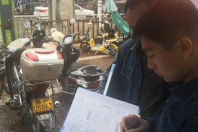 冒雨勘測線(xiàn)路 助力電纜入地工程