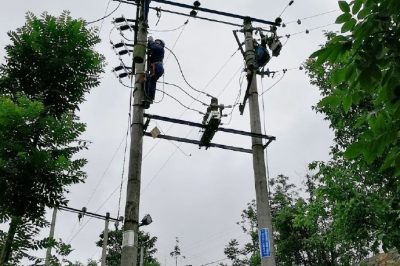 勉縣供電公司對老舊開(kāi)關(guān)刀閘進(jìn)行更換