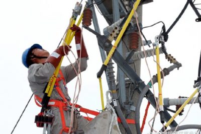 海門(mén)市電公司組織10千伏大島線(xiàn)變壓器增容