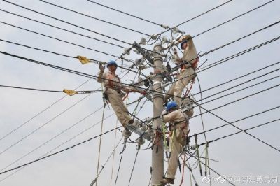 鎮江高資供電所施工人員正在開(kāi)展農網(wǎng)改造工程