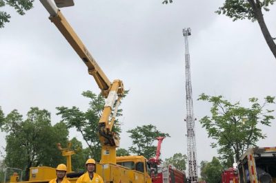 南京江北新區供電公司向群眾介紹絕緣斗臂車(chē)的用途