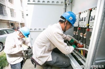 啟東供電公司對景都小區箱式變進(jìn)行增容改造