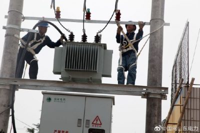 昌邑供電公司為北孟鎮曹戈莊進(jìn)行增容改造