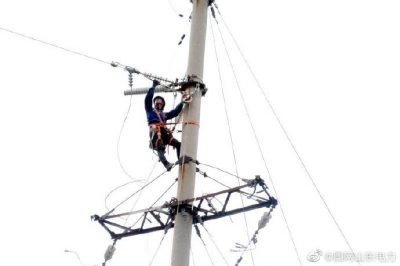 萊陽(yáng)供電公司拆除舊桿塔 架設新鐵塔