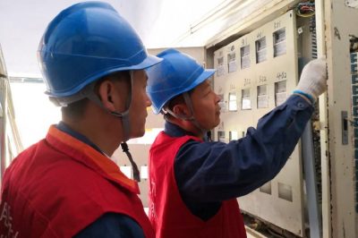 泊頭供電公司對停電小區進(jìn)行搶修