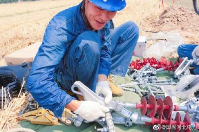 安北供電所為保障迎風(fēng)度夏期間線(xiàn)路正常運行