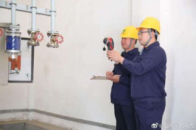 臨城供電公司到城東變電站進(jìn)行無(wú)線(xiàn)紅外測溫
