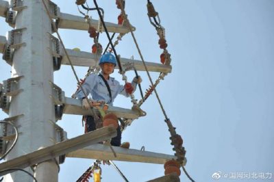 清河供電公司在電網(wǎng)補強線(xiàn)路0855線(xiàn)路上工作