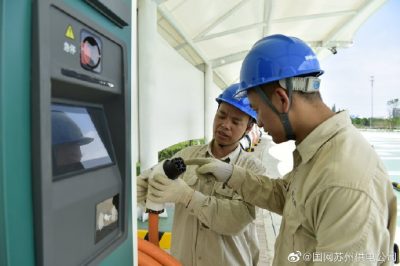 昆山供電公司在廣福路公交站點(diǎn)對充電樁常規檢查
