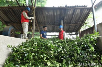江津供電公司為椒農義務(wù)檢查用電設備