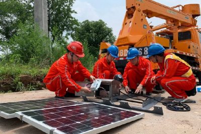 北碚供電公司組織電桿上安裝防外力破壞監視告警裝置