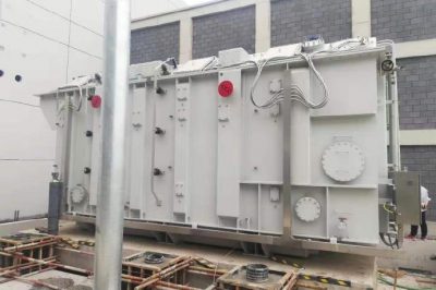 萬(wàn)年橋220kV變電站工程主變上臺
