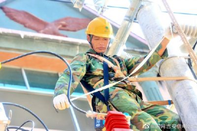 吉安供電公司在永豐縣恩江鎮聶家橋頭對專(zhuān)變臺區工程施工