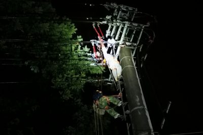 桃江供電公司在10kV肖濱線(xiàn)和肖建線(xiàn)故障搶修