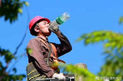 壽縣供電公司頂著(zhù)38度高溫桿上作業(yè)，改造低壓線(xiàn)路