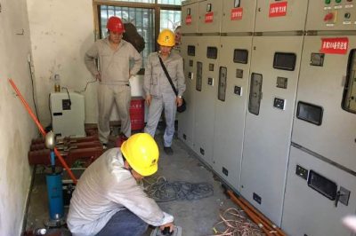衡東縣供電公司配電運檢班對恒盛花園屏柜進(jìn)行打壓試驗
