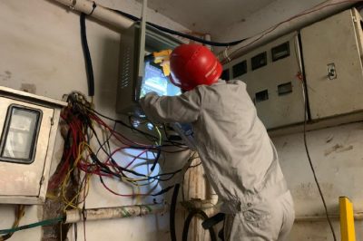衡東縣供電公司更換故障燒壞表計兩塊，確保計量抄表準確無(wú)誤