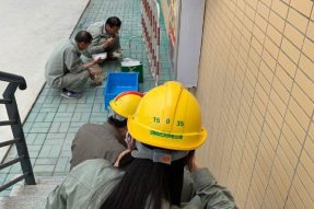 電力娘子軍正在做互感器現場(chǎng)試驗
