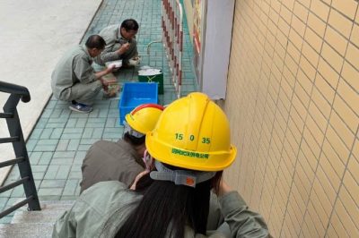 電力娘子軍正在做互感器現場(chǎng)試驗