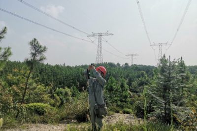 湖北送變電工程公司巡檢塔桿確保線(xiàn)路安全穩定運行