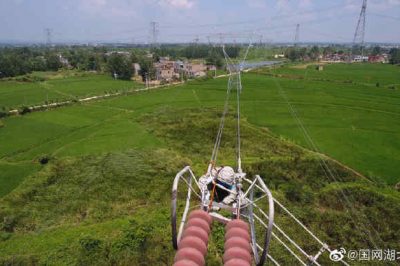 帶電作業(yè)檢修輸電線(xiàn)路，處理導線(xiàn)引流板發(fā)熱問(wèn)題