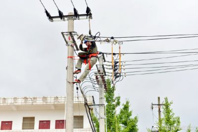 在烈日下登桿作業(yè)，更換10千伏線(xiàn)路懸式絕緣子