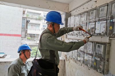丹江口市供電公司到張家營(yíng)社區居民樓進(jìn)行安全用電檢查