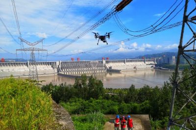 湖北電力檢修公司利用無(wú)人機對回線(xiàn)路進(jìn)行紅外線(xiàn)測溫