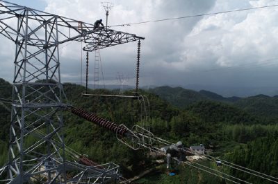 三峽電力外送線(xiàn)路作業(yè)人員在30多米的高空借助絕緣軟梯進(jìn)行修復作業(yè)