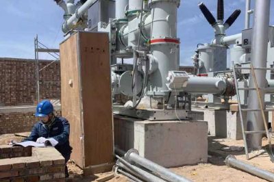 銅川：進(jìn)行董家河變電氣設備安裝