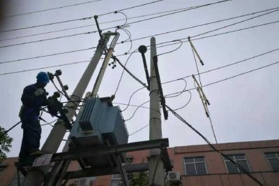 華陰市供電配電運維班維修被燒壞的10千伏低壓母線(xiàn)
