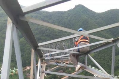 330千伏線(xiàn)路安裝防鳥(niǎo)刺，消除線(xiàn)路鳥(niǎo)害隱患