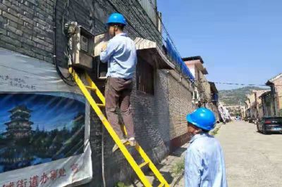 韓城市供電公司到牛角二臺區走村入戶(hù)現場(chǎng)線(xiàn)損排查治理