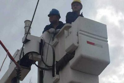 延安供電公司變電檢修人員更換洛黃開(kāi)關(guān)線(xiàn)夾及下引線(xiàn)