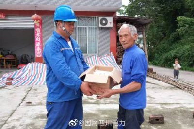 夾江縣供電公司為受災暫時(shí)不能用電的村民贈送蠟燭等應急物品