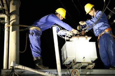 搶修人員現場(chǎng)更換被雷擊變壓器恢復供電