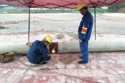 資陽(yáng)供電公司奔忙在各個(gè)工程施工現場(chǎng)，上可以電桿架線(xiàn)，下可以做拉線(xiàn)