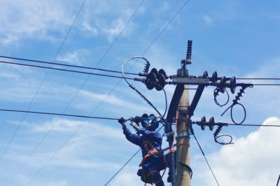 供電公司鹽邊公司開(kāi)展新建線(xiàn)路鐵塔組立、架空線(xiàn)路改接電纜等工作