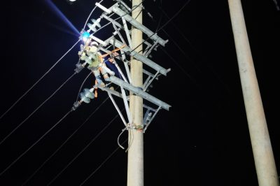 攀枝花供電公司搶修遭雷擊受損的10kV格坪線(xiàn)2號桿避雷器