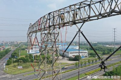 國內首次500千伏緊湊型雙回線(xiàn)路帶電作業(yè)成功