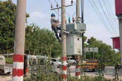 淮安淮陰營(yíng)北供電所組織人員進(jìn)行變壓器調檔工作，確保用戶(hù)在炎炎夏日當中用上放心電、舒心電