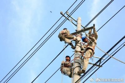 改造鹿灣變10千伏蔣莊105線(xiàn)路，原老舊線(xiàn)路全部更換為240絕緣導線(xiàn)