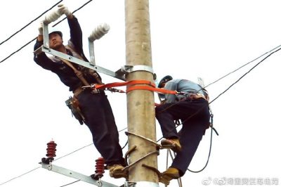 盱眙縣供電公司架設排澇站配電臺架、安裝配電變壓器
