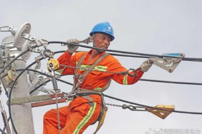 東臺市供電公司為溱東鎮開(kāi)莊村小微企業(yè)改造供電線(xiàn)路