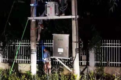冒著(zhù)36℃高溫搶修更換被雷擊燒毀的200千伏安配電變壓器