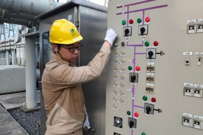 常州運維站武南變電運維班值班員在500千伏晉陵變開(kāi)展箱體清掃工作