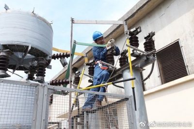 張家港市供電公司在35千伏慶余變?yōu)?號電容器組修理接觸不良、發(fā)熱的刀閘
